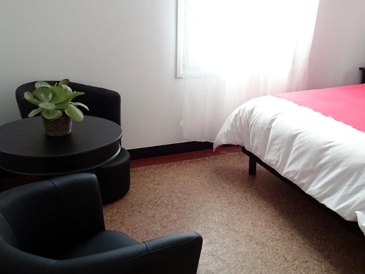 Queen Room with Shared Bathroom,544675707:JPEG